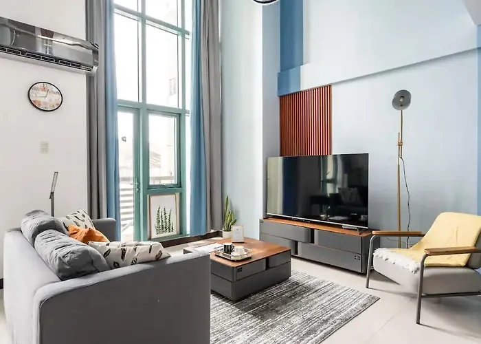 Stylish Loft, 65 In Uhdtv W Fast Wifi + Pool & Gym
