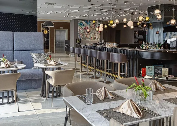 Queen Suite With City View At Acqua Private Residences
