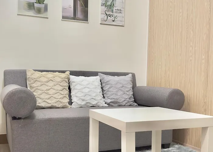 Homey Palace Suite 2 - Trees Residences