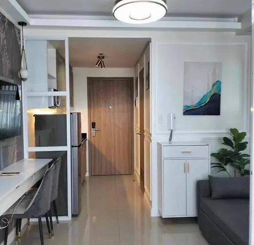 Posh 1 Bedroom Unit+ Netflix*Wifi @ Shore 2