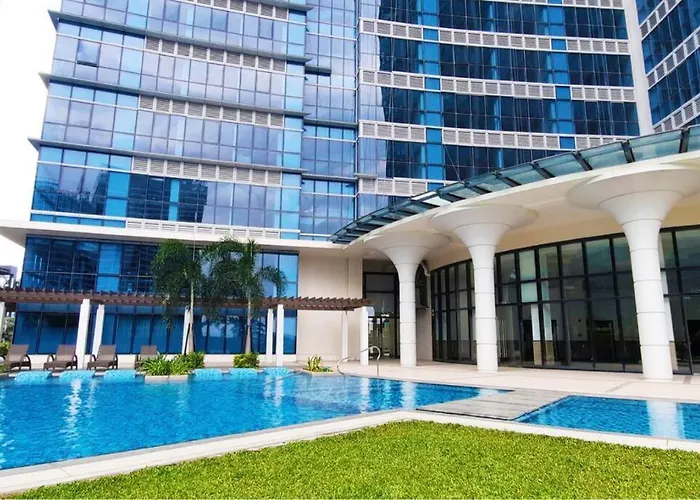 Free Parking With Balcony And City View At Uptown Parksuites Bgc