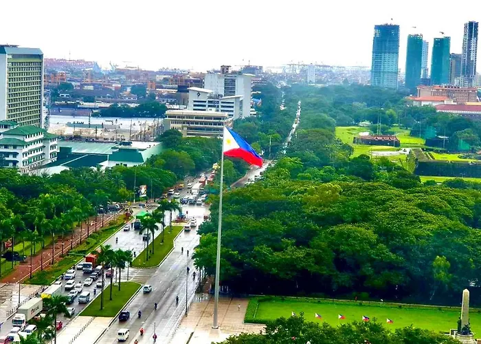 Eton Baypark Manila By Triple View Condotel