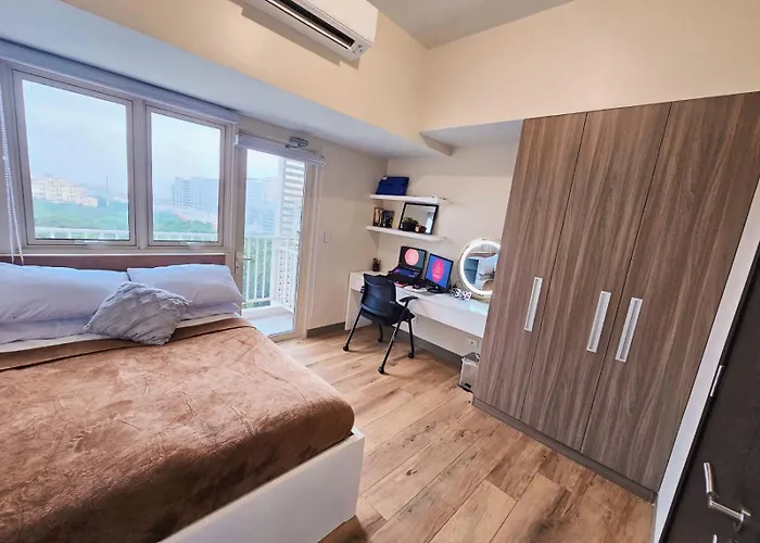 1Br Mckinley, Taguig Condo - Sleeps Up To 4!