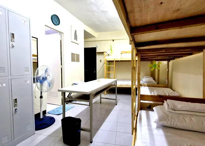 Luluys' 6-8 Person Room For Rent In Malate, Manila