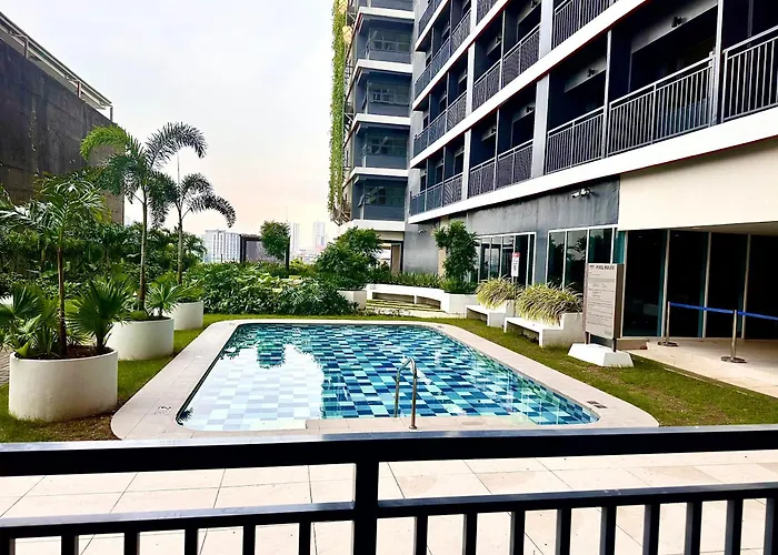 Luxury Condo With Balcony On Amenity Floor, Easy Access To Pool, Sky Garden, Working Lounge And Gym In Makati 7F