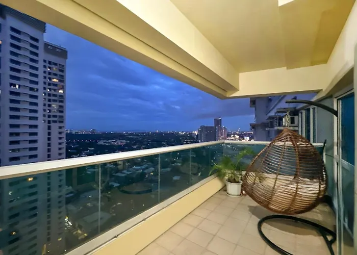 Family Size Staycation In Makati With New Year'S Firework Balcony View