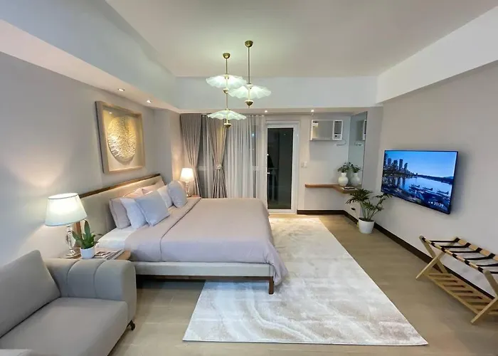 Minimalist And Cozy Place With Balcony