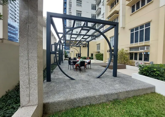 Makati Bliss Apartment - Cozy Urban Retreat