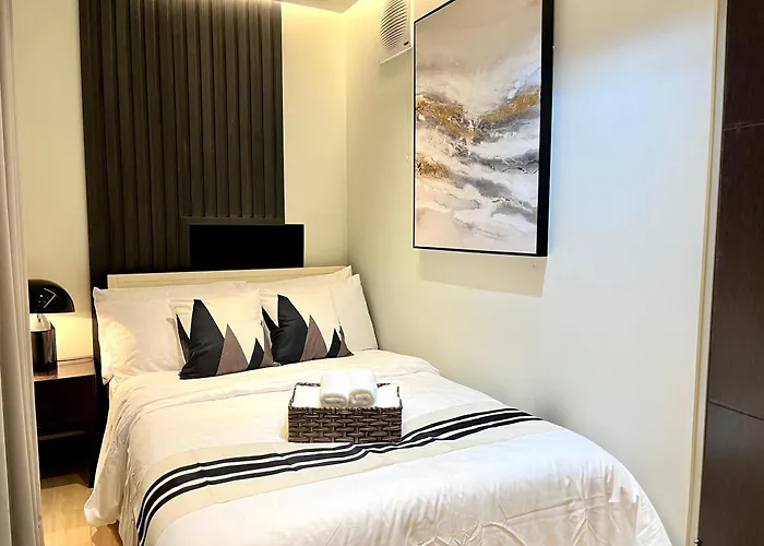 Bgc 1Br, Steps To Venice Mall, 300Mbps Fiber, Balcony, Pool 19J