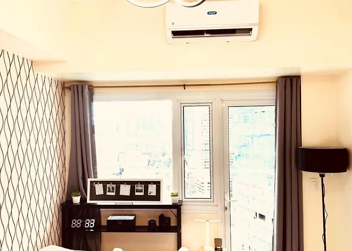 High Rise Haven In Makati With Balcony And View