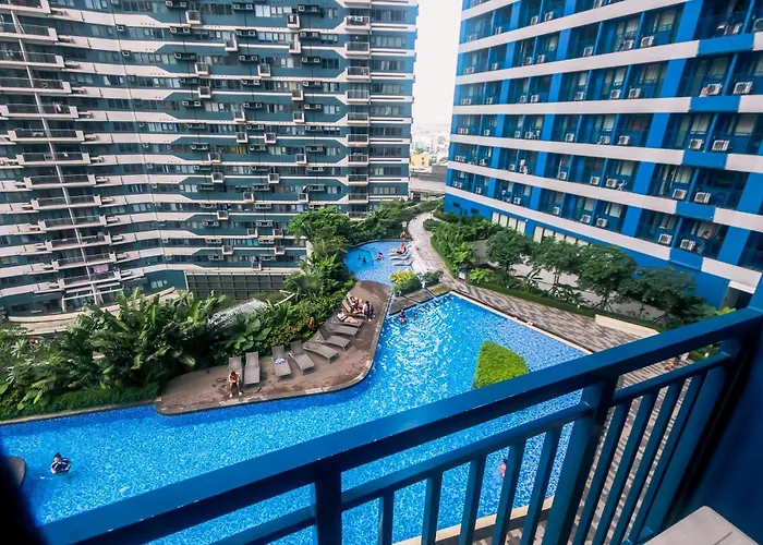 Cozy Peacock Hideaway Stylish Makati Condo 300 Mbps Gym Swim Park
