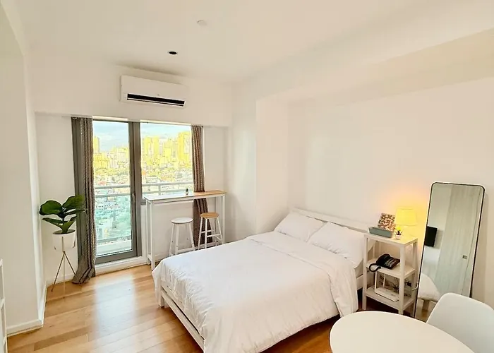 Studio Unit Staycation Near Rockwell Mandaluyong Free Pool Access