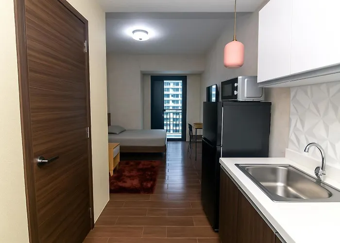 The Plush Pad Makati Ayala Views 300Mb Wifi 1940