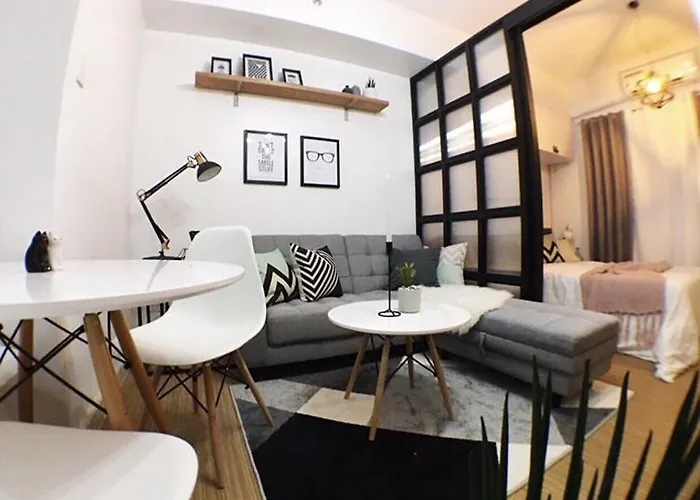Airy Condo W Balcony, Netflix, 3 Pools, Sleeps 3