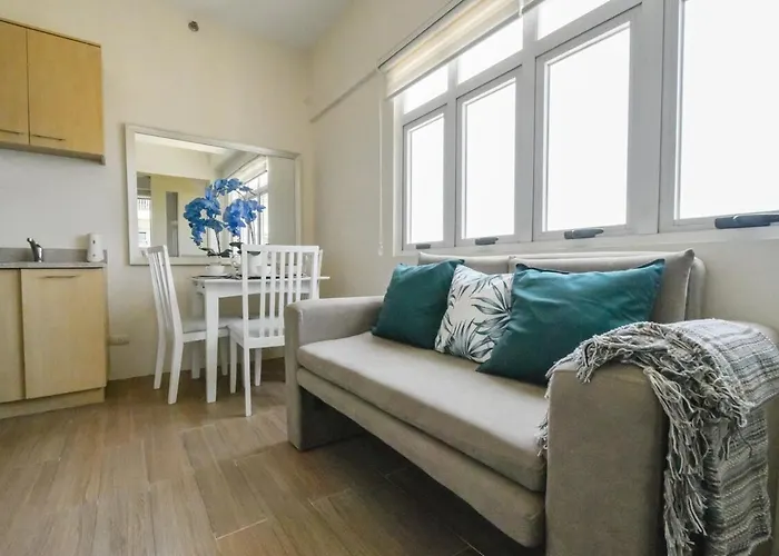 Modern 1-Br With Balcony & Free Parking In Makati Cbd
