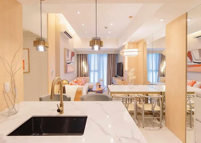 Cozy 2Br Plus Spare Br Home In Uptown Bgc