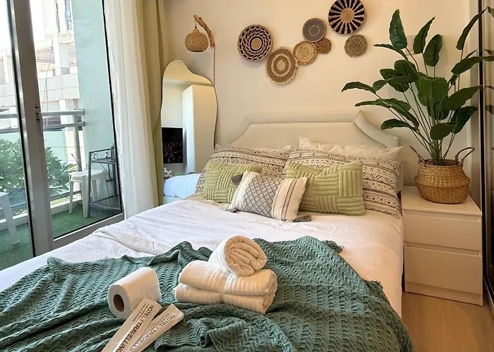 Cozy Green 1 Bedroom Unit With Balcony Azure Bahamas South