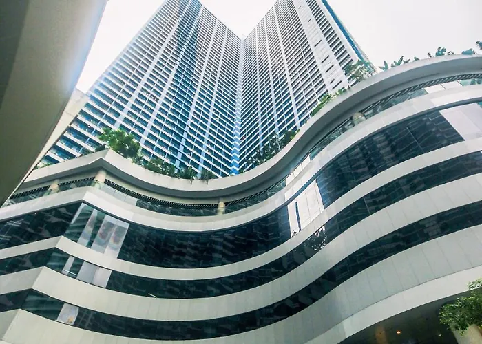 Netflix & Chill Stylish Makati Condo Gym Swim Park Internet Fast 2474