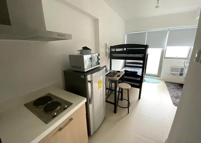 Staycation Condo - Wifi - Gym And Pool - 3 Beds