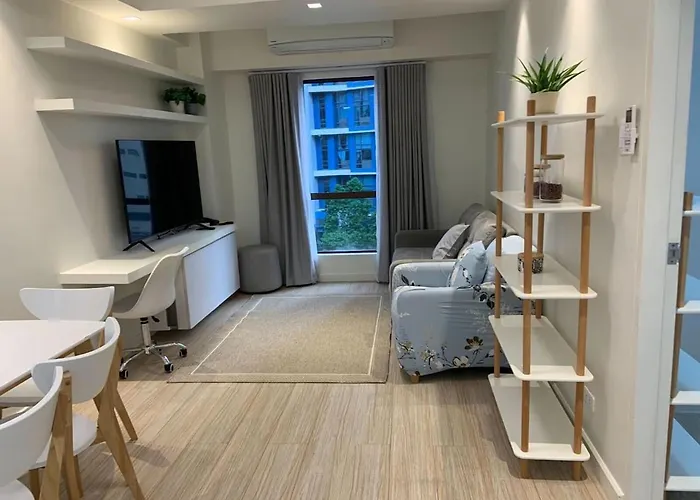 Comfy And Renovated 1 Bedroom With Balcony Bgc Golf View