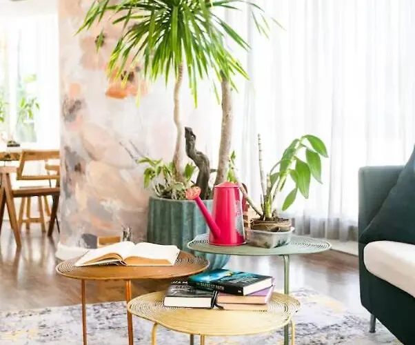 Glass House w Stunning View in Poblacion Makati