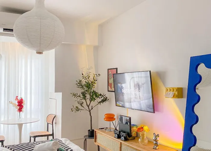Cozy Room With Free Pool Access & Ps4 Located At Qc - Luxx Haven