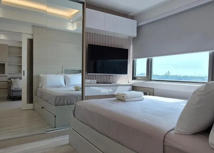 Center Of Bgc- Your Home In Forbeswood Parklane