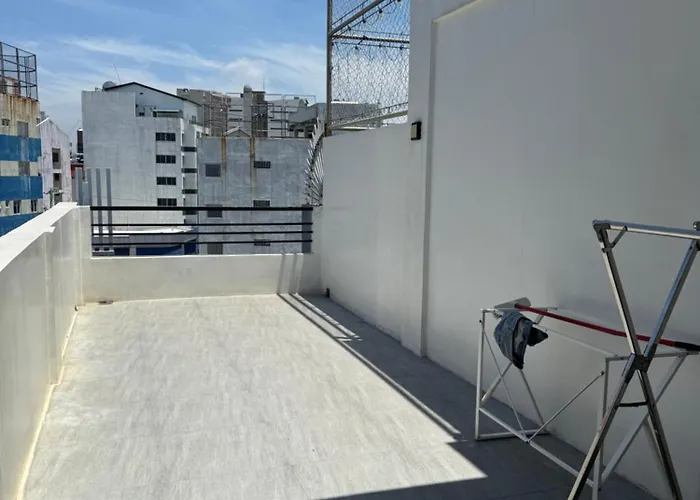 4 Stores With Rooftop