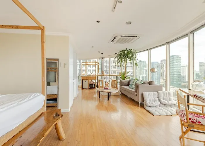 55-Sqm Stunning View Wood House Poblacion Makati