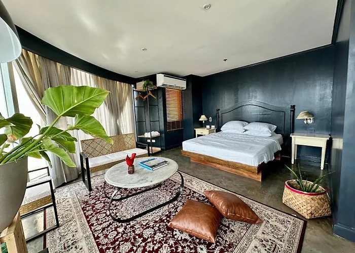 55-Sqm Urban Cabin In Poblacion Makati