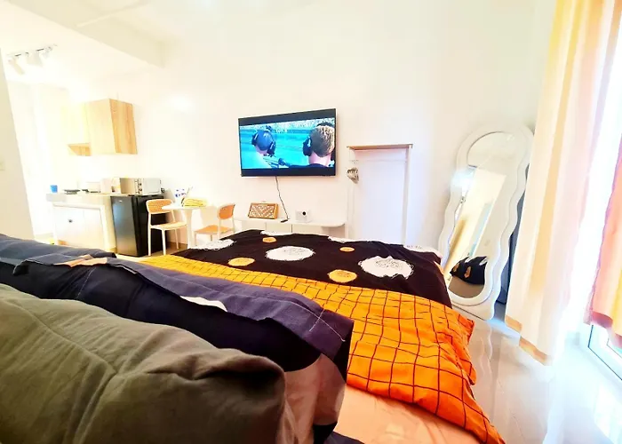 Cozy Stay In Quezon City Near, Bars, Cafe, Restaurants