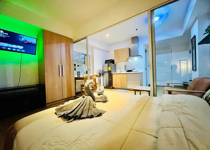 Azure Pool View With Balcony, Wifi And Netflix