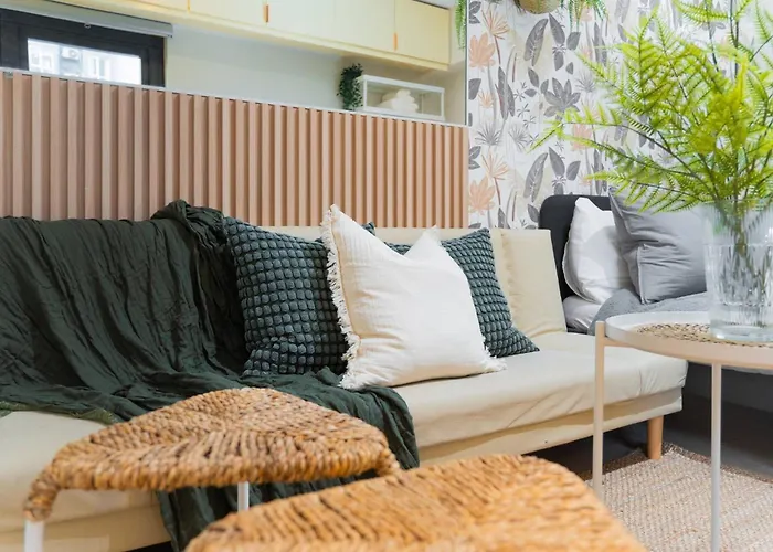 Fully Furnished Urban Oasis : Free Pool Stay