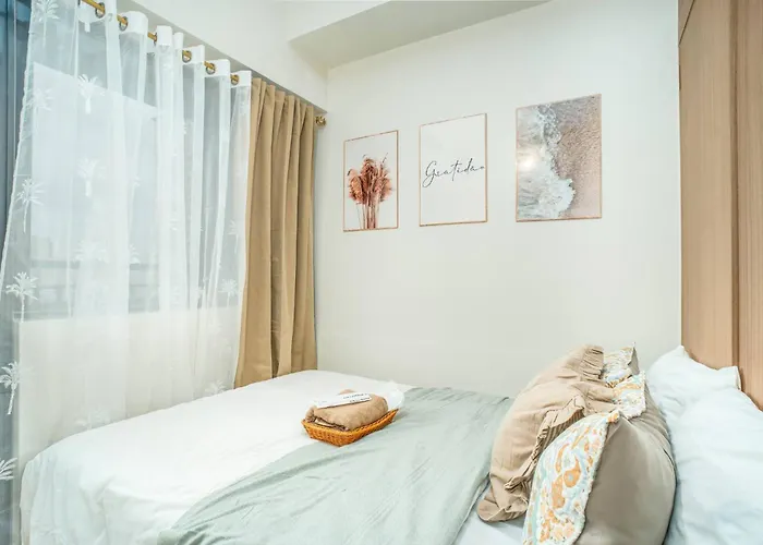 Boho Makati Condo W/ Wi-Fi + Workspace | Red