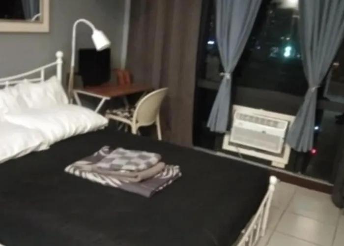 Makati - Sleeps 2 - Pool - Cinema - Gym - Garden