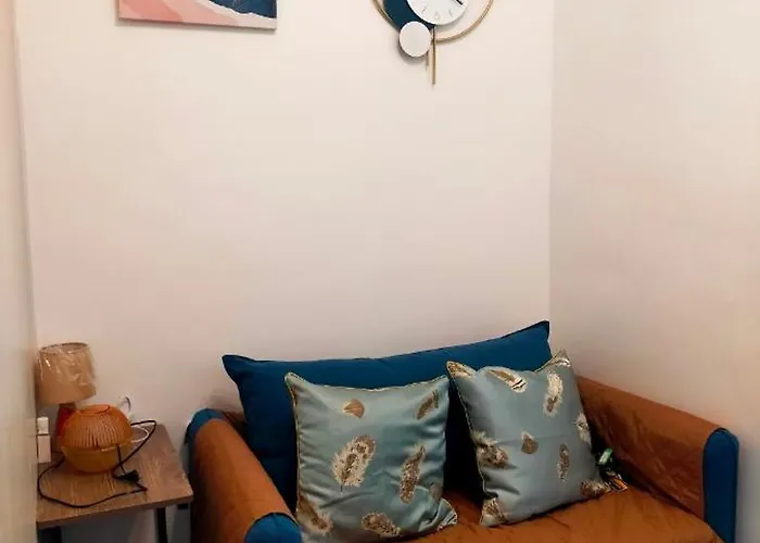 Cozy Topmost Floor One Bedroom With Mall View
