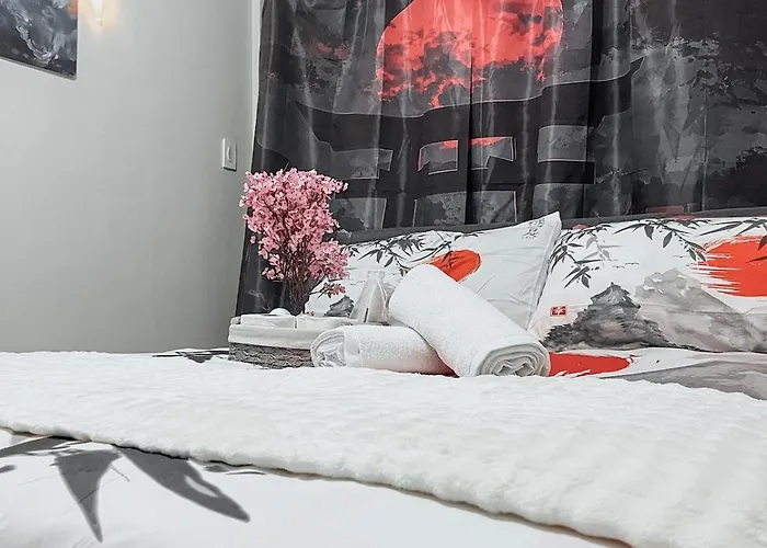 Cozy Private 2-Bedroom Condo With Washer, Balcony, Karaoke, Netflix And Coffee - King And Queen Beds