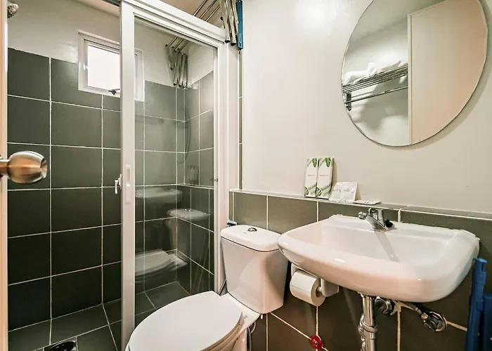 Coho The Hermosa - Staycation Studio Unit And Balcony View With Swimming Pool And Open Court Access