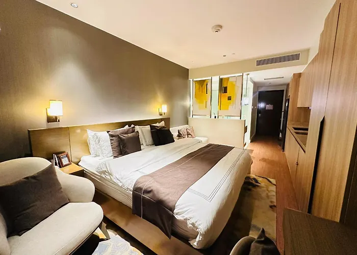 Rbr Lux Novotel Manila Hotel Residences Acqua
