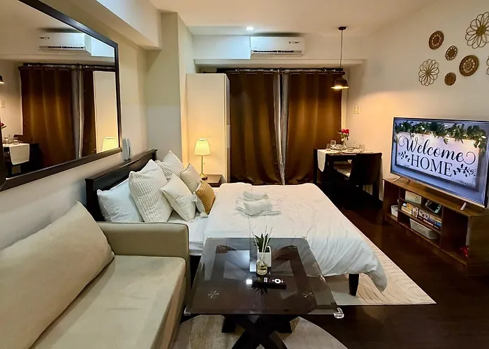 Deluxe Room With Pool View Unit In Poblacion