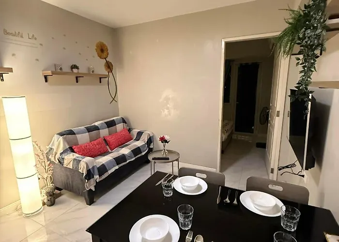 1Br Condo With Balcony Near Moa,Parqal,Solaire
