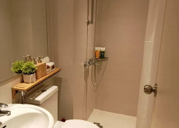 Staycation At Azure - Near Airport
