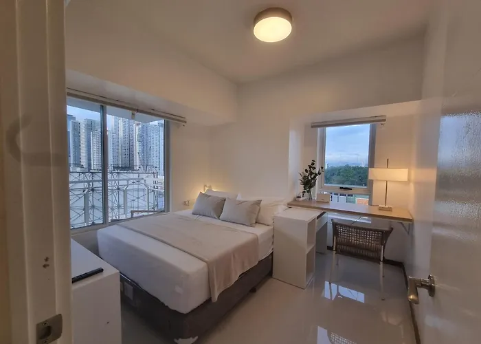 Executive Suite, City Skyline Near Solaire & Mrt