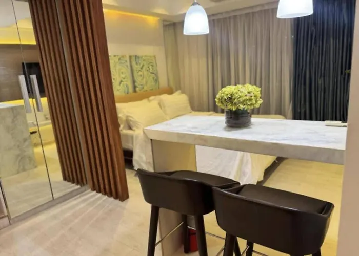 Family Room At Azure - Near Airport