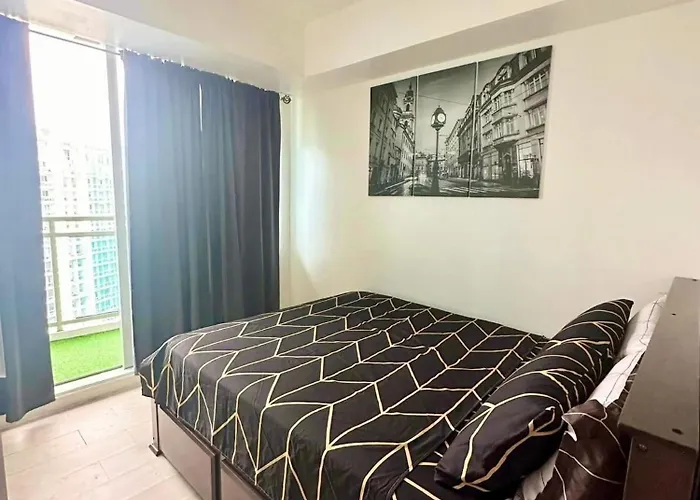 Deluxe Penthouse Unit At Azure - Near Airport
