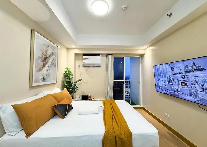 Studio Unit With Balcony At The Celandine Qc