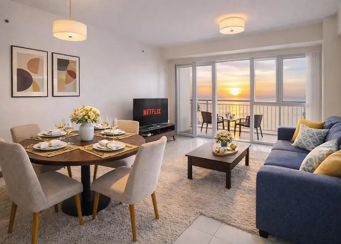 Sunset Retreat - 4 Bedroom Home Near Solaire 14Pax
