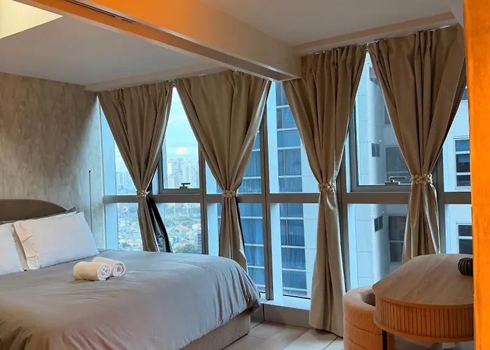 Cozy Modern- King Bed- City View