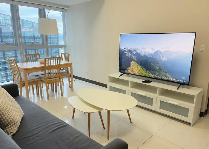 Bright 2-Bedroom Condo With Pool In Bgc Uptown