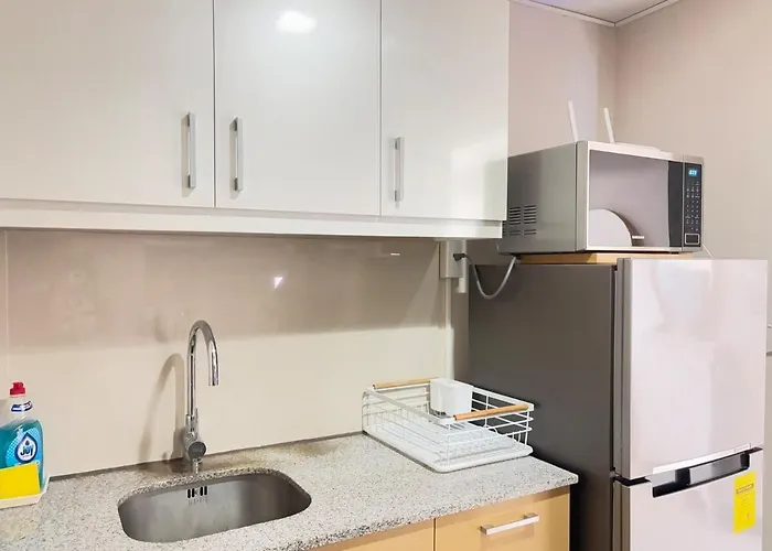 Bright 2-Bedroom Condo With Pool In Bgc Uptown